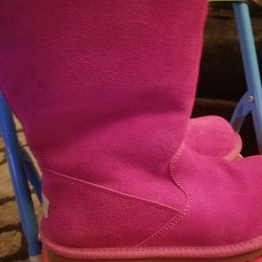 UGGS - Picture 3 of 3